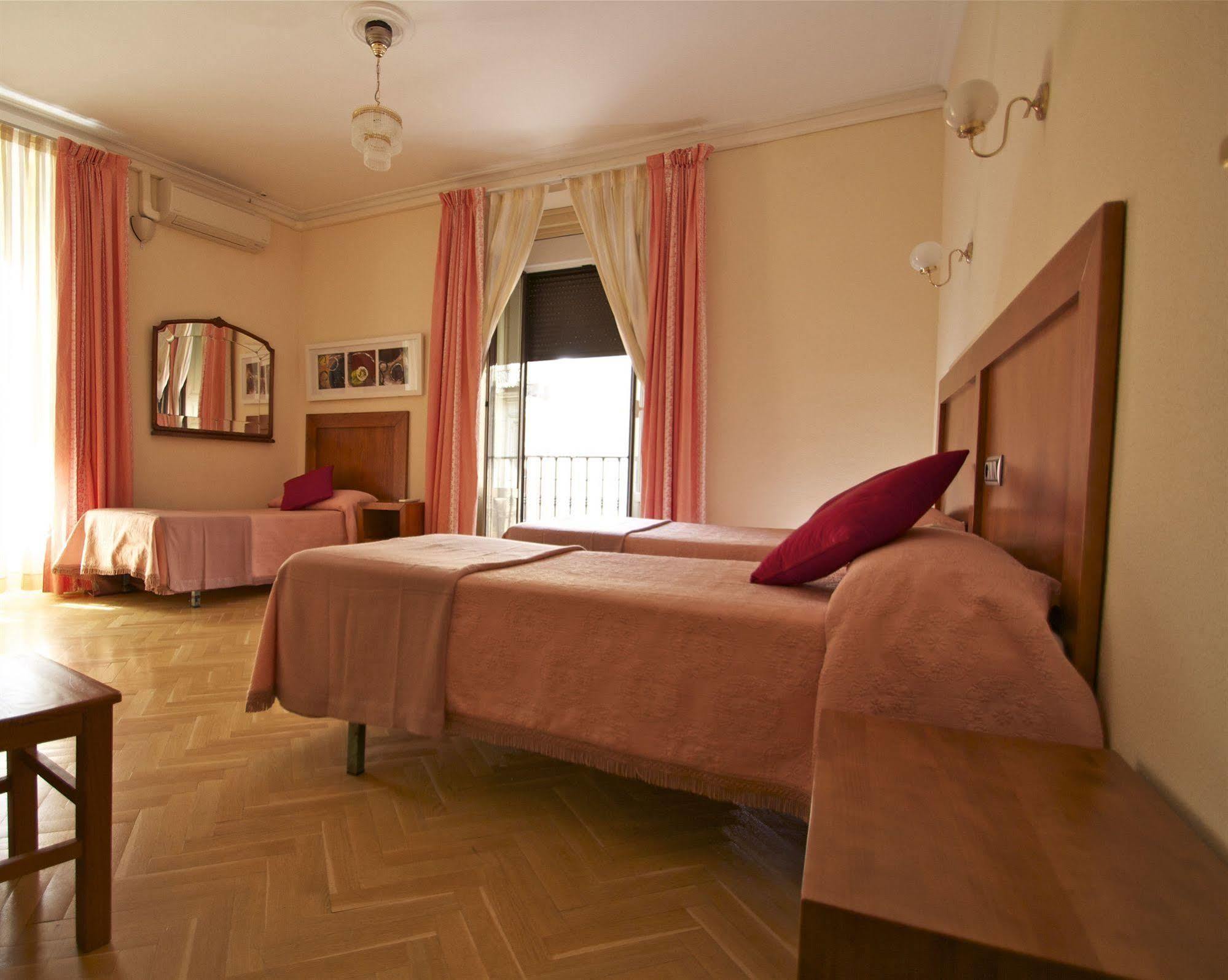 Hostal Greco Gran Via มาดริด ภายนอก รูปภาพ