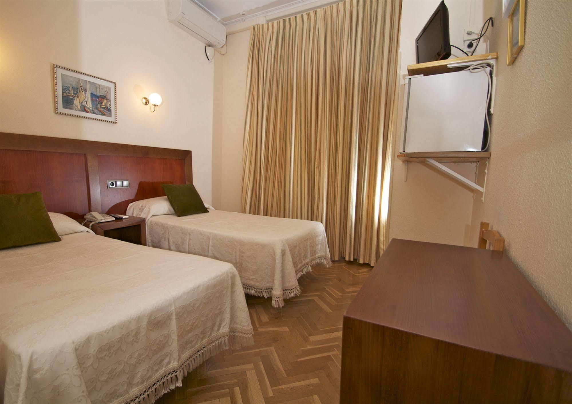 Hostal Greco Gran Via มาดริด ภายนอก รูปภาพ