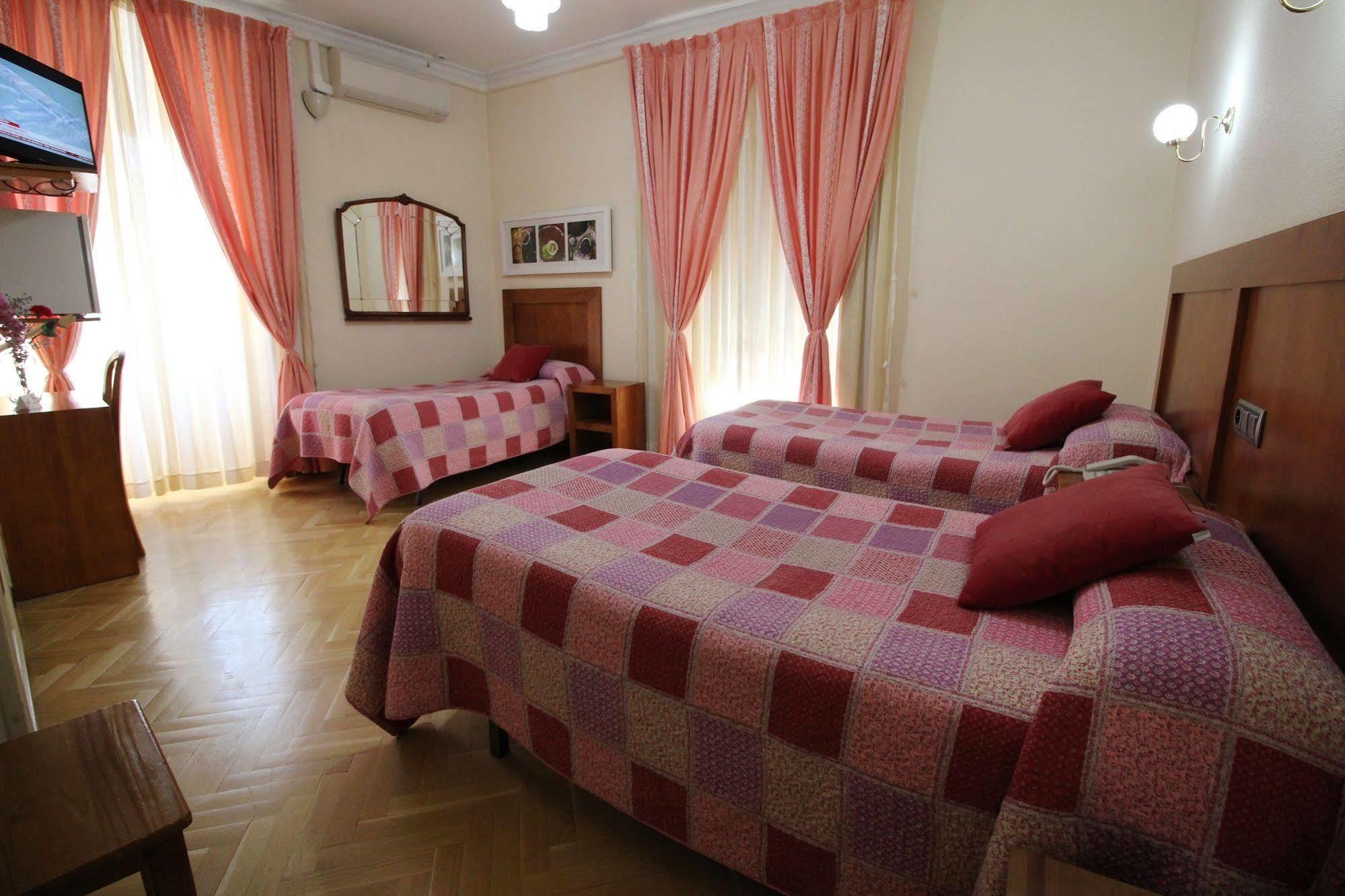 Hostal Greco Gran Via มาดริด ภายนอก รูปภาพ